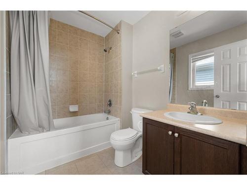 7590 Butternut Boulevard, Niagara Falls, ON - Indoor Photo Showing Bathroom