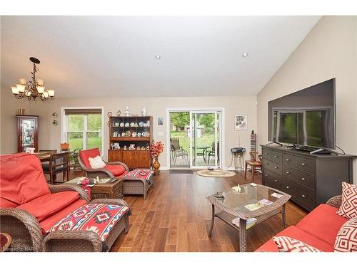 3660 Brunswick Avenue, Ridgeway, ON - Indoor Photo Showing Living Room