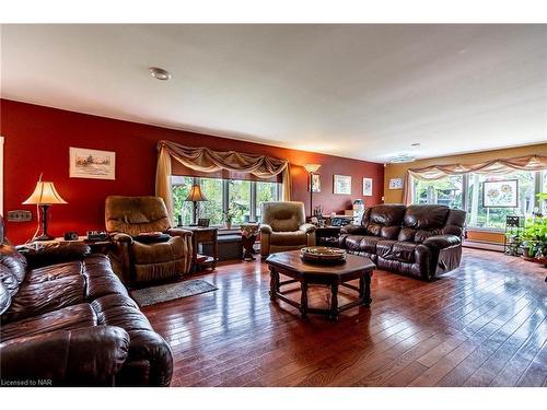 3595 Switch Road, Stevensville, ON - Indoor Photo Showing Living Room