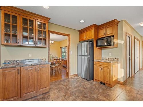 8350 Young Street, Grimsby, ON - Indoor Photo Showing Kitchen