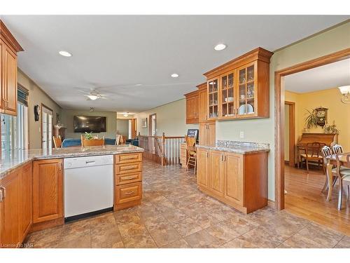 8350 Young Street, Grimsby, ON - Indoor Photo Showing Kitchen