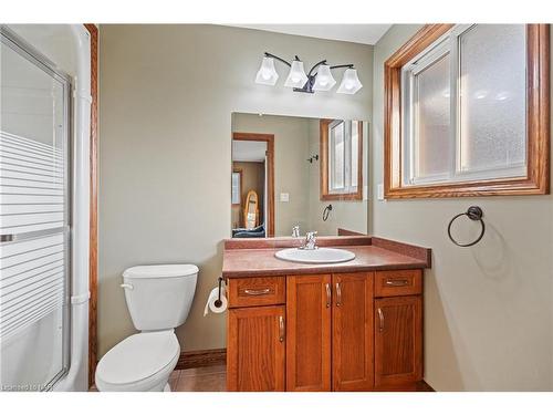 8350 Young Street, Grimsby, ON - Indoor Photo Showing Bathroom