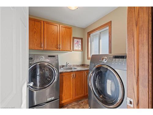 8350 Young Street, Grimsby, ON - Indoor Photo Showing Laundry Room