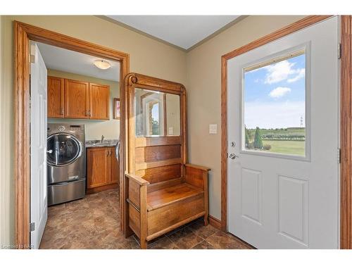 8350 Young Street, Grimsby, ON - Indoor Photo Showing Laundry Room