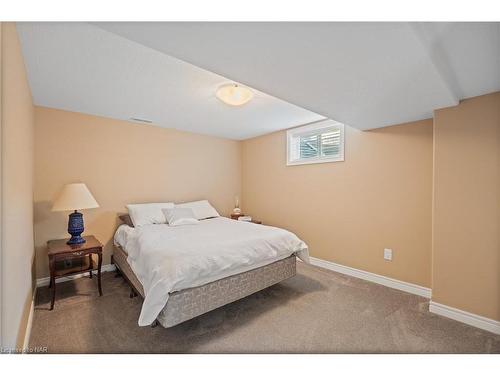 8350 Young Street, Grimsby, ON - Indoor Photo Showing Bedroom