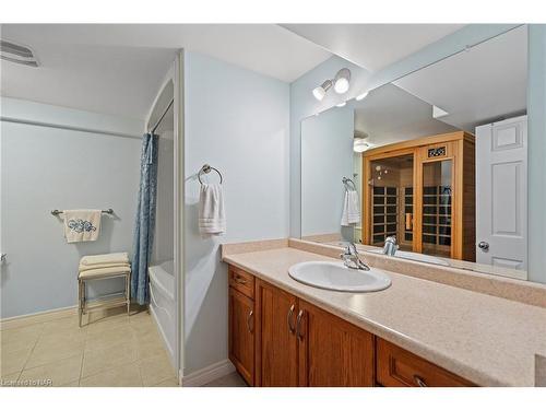 8350 Young Street, Grimsby, ON - Indoor Photo Showing Bathroom