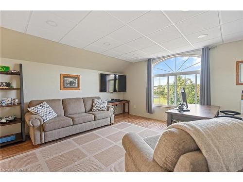 8350 Young Street, Grimsby, ON - Indoor Photo Showing Living Room