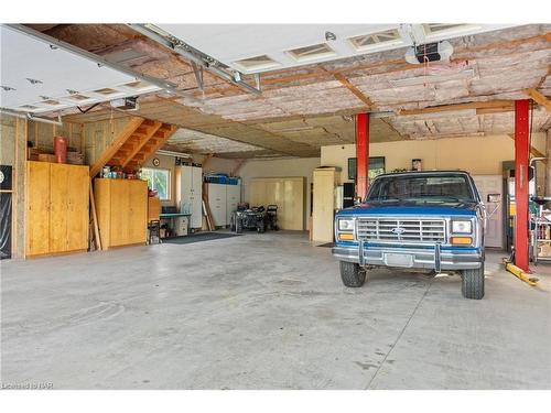 8350 Young Street, Grimsby, ON - Indoor Photo Showing Garage