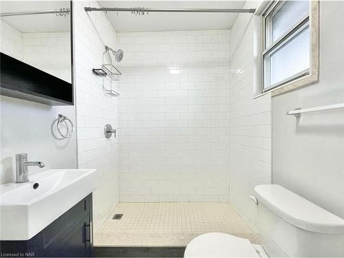 3-83 Gibson Avenue, Hamilton, ON - Indoor Photo Showing Bathroom