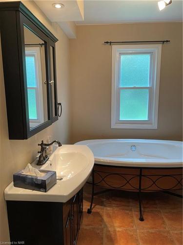 3241 Grove Avenue, Fort Erie, ON - Indoor Photo Showing Bathroom