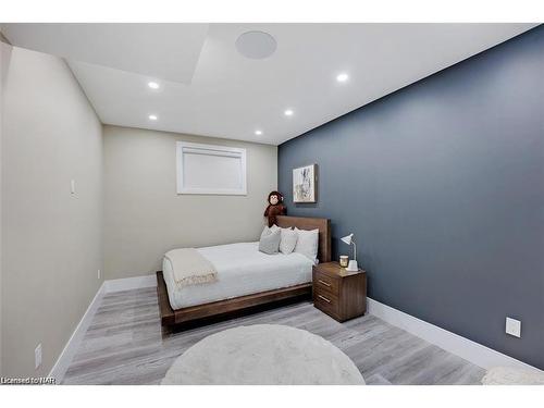 5 Melrose Drive, Niagara-On-The-Lake, ON - Indoor Photo Showing Bedroom
