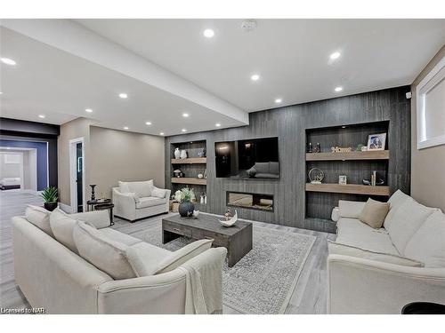 5 Melrose Drive, Niagara-On-The-Lake, ON - Indoor Photo Showing Living Room