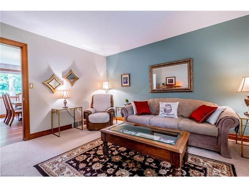3604 Glen Elgin Drive, Jordan, ON - Indoor Photo Showing Living Room
