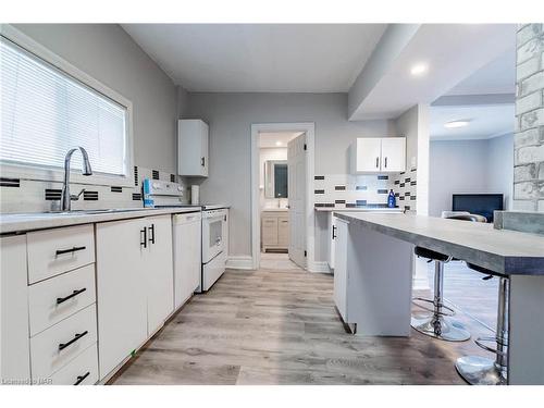 4304 Ferguson Street, Niagara Falls, ON - Indoor Photo Showing Kitchen With Double Sink