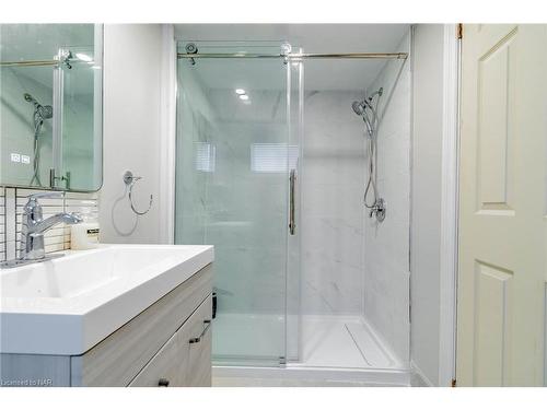 4304 Ferguson Street, Niagara Falls, ON - Indoor Photo Showing Bathroom
