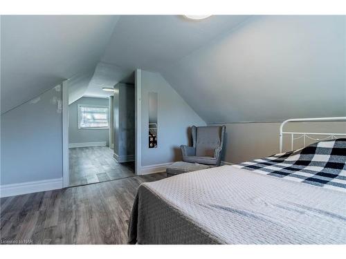 4304 Ferguson Street, Niagara Falls, ON - Indoor Photo Showing Bedroom