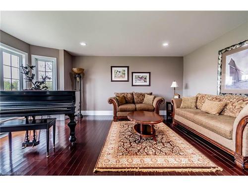 2846 Tammy Drive, Port Colborne, ON - Indoor Photo Showing Living Room