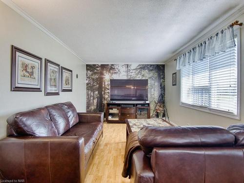 18 Whyte Avenue N, Thorold, ON - Indoor Photo Showing Living Room