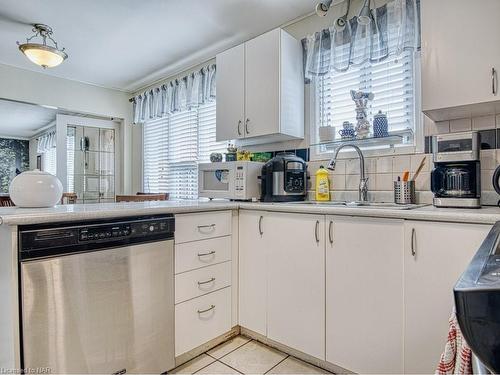 18 Whyte Avenue N, Thorold, ON - Indoor Photo Showing Kitchen