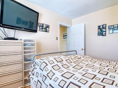 18 Whyte Avenue N, Thorold, ON - Indoor Photo Showing Bedroom