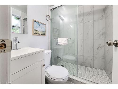 74-8004 Lundy'S Lane, Niagara Falls, ON - Indoor Photo Showing Bathroom