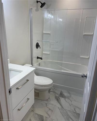 6020 Keith Street, Niagara Falls, ON - Indoor Photo Showing Bathroom