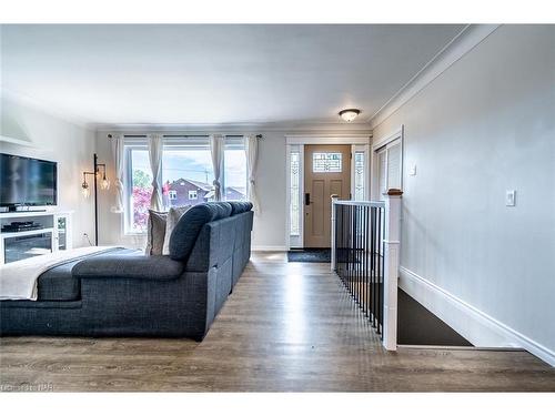 15 Sheba Crescent, Port Colborne, ON - Indoor Photo Showing Living Room