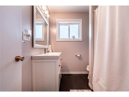 15 Sheba Crescent, Port Colborne, ON - Indoor Photo Showing Bathroom