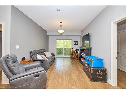 330-8111 Forest Glen Drive, Niagara Falls, ON - Indoor Photo Showing Living Room