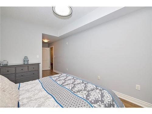330-8111 Forest Glen Drive, Niagara Falls, ON - Indoor Photo Showing Bedroom