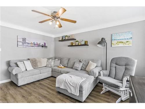 43 Marmora Street, St. Catharines, ON - Indoor Photo Showing Living Room