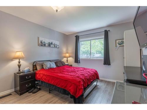 83 Murray Street, Fort Erie, ON - Indoor Photo Showing Bedroom