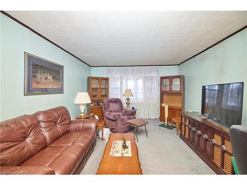 80 Courtwright Street, Fort Erie, ON - Indoor Photo Showing Living Room