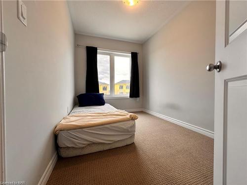 10-290 Equestrian Way, Cambridge, ON - Indoor Photo Showing Bedroom