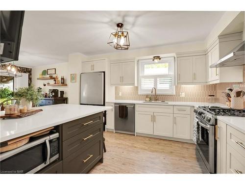 8 Lampman Crescent, Thorold, ON - Indoor Photo Showing Kitchen With Upgraded Kitchen