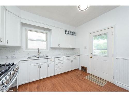 4965 Jepson Street, Niagara Falls, ON - Indoor Photo Showing Kitchen With Double Sink