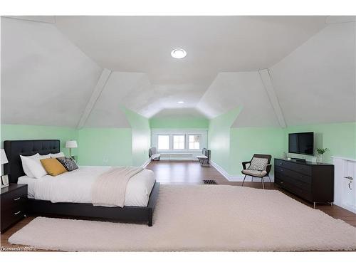 4965 Jepson Street, Niagara Falls, ON - Indoor Photo Showing Bedroom
