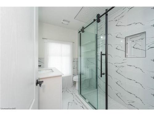 4965 Jepson Street, Niagara Falls, ON - Indoor Photo Showing Bathroom