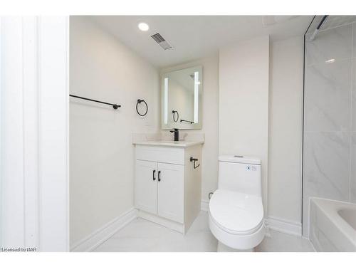 4965 Jepson Street, Niagara Falls, ON - Indoor Photo Showing Bathroom