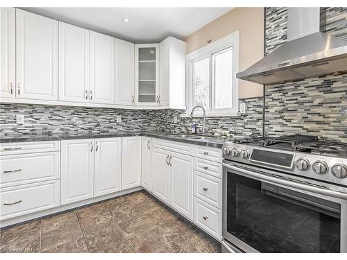 27 Mayfair Drive, Welland, ON - Indoor Photo Showing Kitchen With Upgraded Kitchen