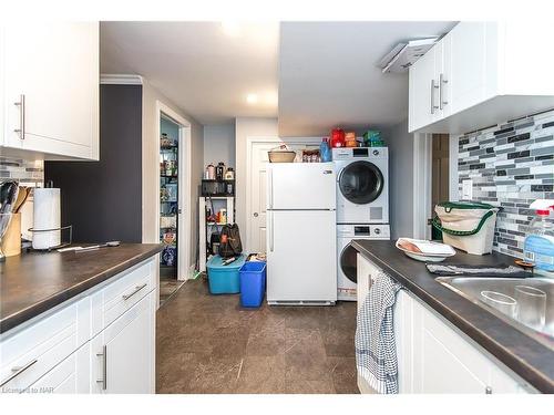 27 Mayfair Drive, Welland, ON - Indoor Photo Showing Kitchen