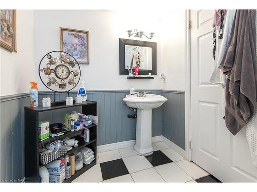 27 Mayfair Drive, Welland, ON - Indoor Photo Showing Bathroom