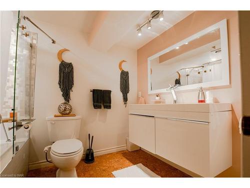 4563 Pinedale Drive, Niagara Falls, ON - Indoor Photo Showing Bathroom