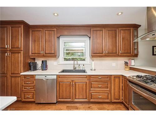 6956 Crescent Road, Niagara Falls, ON - Indoor Photo Showing Kitchen