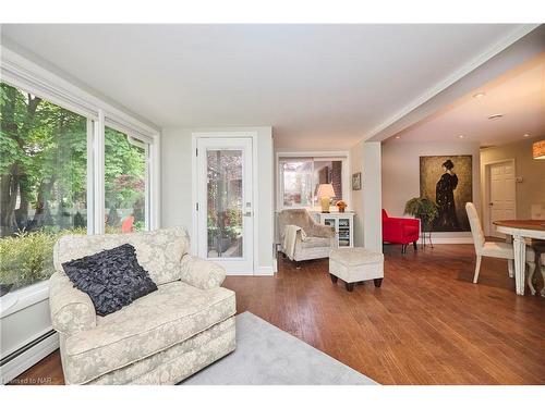 6956 Crescent Road, Niagara Falls, ON - Indoor Photo Showing Living Room