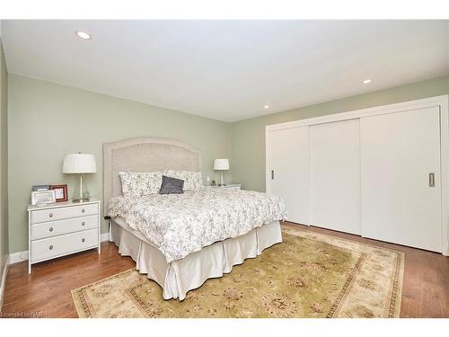 6956 Crescent Road, Niagara Falls, ON - Indoor Photo Showing Bedroom