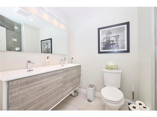 6956 Crescent Road, Niagara Falls, ON - Indoor Photo Showing Bathroom