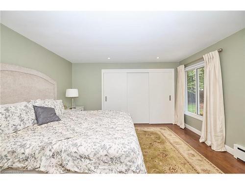 6956 Crescent Road, Niagara Falls, ON - Indoor Photo Showing Bedroom