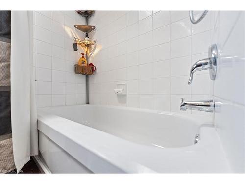 5843 Aspen Court, Niagara Falls, ON - Indoor Photo Showing Bathroom