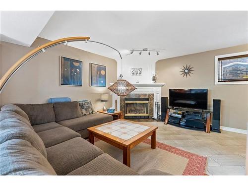 5843 Aspen Court, Niagara Falls, ON - Indoor Photo Showing Living Room With Fireplace